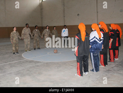 Des soldats américains avec l'équipe de l'engagement des femmes avec la 1re Brigade Combat Team, 1re Division blindée de l'aligner en face de la wo Banque D'Images