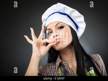 Belle femme hispanique chef making 'it's delicious' sign, gros plan Banque D'Images