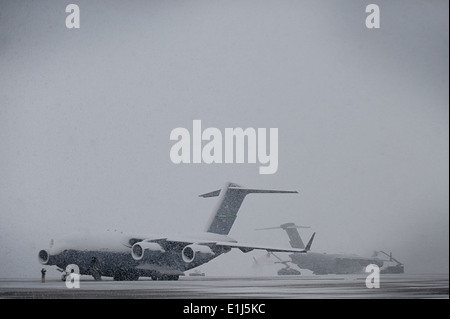 Les membres du service affecté à Joint Base Andrews, Md., dégivrer un C-17 Globemaster III sur la piste, le 25 mars 2013, Banque D'Images