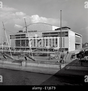 Début des années 50 et une photo historique montrant l'extérieur de la salle de concert Royal Festival Hall de Londres sur South Bank. Banque D'Images