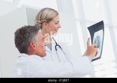 L'équipe médicale examining a radiography Banque D'Images