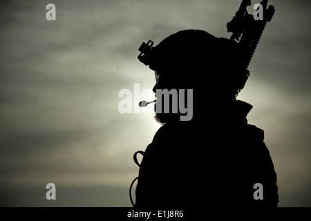 Un U.S. Marine avec une équipe des opérations spéciales Marine participe à la sécurité lors d'un projet de construction d'un Local Afghan Pol Banque D'Images