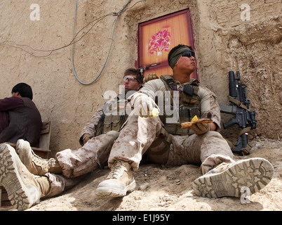 Corps des Marines des États-Unis Le Cpl. Kim Martin, droite, et lance le Cpl. James Brockwell faites une pause à l'avant-poste de police uniforme Afghan Mamu Banque D'Images
