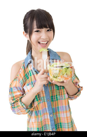 Jolie femme asiatique salade mange Banque D'Images