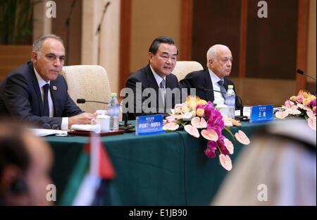 Beijing, Chine. 5 juin, 2014. Le Ministre chinois des affaires étrangères Wang Yi (C) assiste à la sixième conférence ministérielle de l'Organisation de coopération sino-arabe Membres (CASCF) et livre un discours à Beijing, capitale de la Chine, le 5 juin 2014. © Pang Xinglei/Xinhua/Alamy Live News Banque D'Images