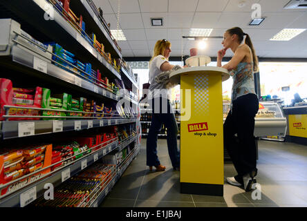 Prague, République tchèque. 5 juin, 2014. Stop & Shop Concept connu principalement des États-Unis est venue à la République tchèque. La chaîne de supermarchés Billa se déroulera un mini-marchés à des stations d'essence Shell. Mini-marchés fonctionnent sans arrêt. Le premier magasin de ce type a été ouvert à la station service Shell à Prague, République tchèque, le 5 juin 2014. Photo : CTK/Vondrous Romain Photo/Alamy Live News Banque D'Images