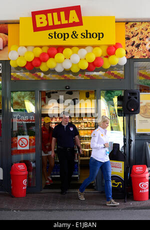 Prague, République tchèque. 5 juin, 2014. Stop & Shop Concept connu principalement des États-Unis est venue à la République tchèque. La chaîne de supermarchés Billa se déroulera un mini-marchés à des stations d'essence Shell. Mini-marchés fonctionnent sans arrêt. Le premier magasin de ce type a été ouvert à la station service Shell à Prague, République tchèque, le 5 juin 2014. Photo : CTK/Vondrous Romain Photo/Alamy Live News Banque D'Images