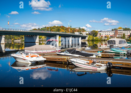 Le port de plaisance sur l'eau calme de la rivière Saint-Maurice à Shawinigan, Québec, Canada. Banque D'Images