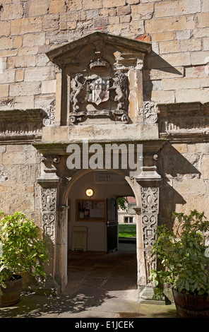 Cimier porte Kings Manor, la Cité Universitaire de l'Université de York North Yorkshire England UK Royaume-Uni GB Grande Bretagne Banque D'Images