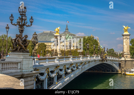 Le Pont Alexandre III et le Grand Palais en un jour clair ensoleillé à Paris, France Banque D'Images