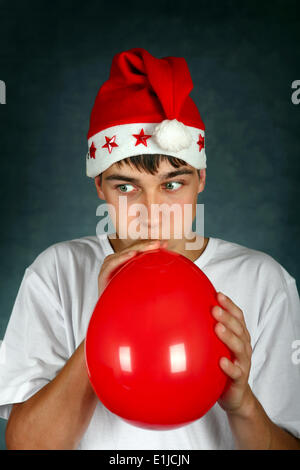 Adolescent avec ballon rouge Banque D'Images