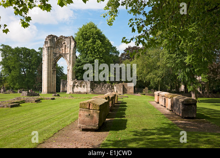 Cercueils romains et ruines de l'abbaye St Mary's dans Spring Museum Gardens York North Yorkshire England Royaume-Uni GB Grande-Bretagne Banque D'Images