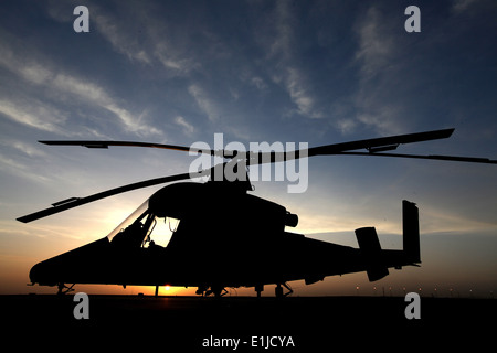 Les Marines américains avec l'Escadrille de véhicules aériens télépilotés Marine 3, Marine Air Control Group 38, préparer un véhicule aérien de ravitaillement en marchandises Banque D'Images