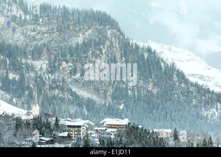Village de montagne d'hiver (Autriche, Tyrol). Banque D'Images