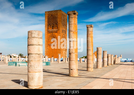 Vue sur le minaret inachevé et les vestiges de la mosquée Hassan dans la ville de Rabat au Maroc. Banque D'Images