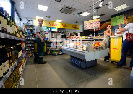 Prague, République tchèque. 5 juin, 2014. Stop & Shop Concept connu principalement des États-Unis est venue à la République tchèque. La chaîne de supermarchés Billa se déroulera un mini-marchés à des stations d'essence Shell. Mini-marchés fonctionnent sans arrêt. Le premier magasin de ce type a été ouvert à la station service Shell à Prague, République tchèque, le 5 juin 2014. Photo : CTK/Vondrous Romain Photo/Alamy Live News Banque D'Images