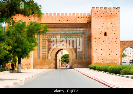 Vue de l'impressionnante porte de la ville, Bab El Khemis à Meknes, Maroc. Banque D'Images