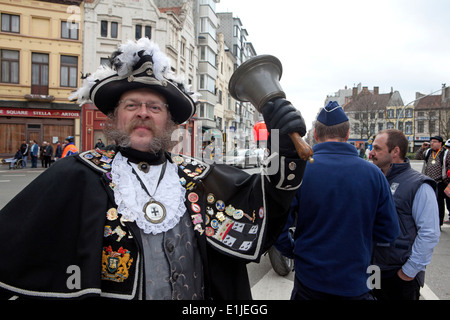 L'homme habillé en costume traditionnel avec Bell sur le défilé de carnaval à Ostende, Belgique, Portrait Banque D'Images