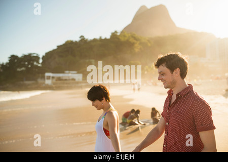 Jeune couple, Ipanema Beach, Rio, Brazil Banque D'Images