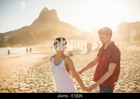 Jeune couple, Ipanema Beach, Rio, Brazil Banque D'Images