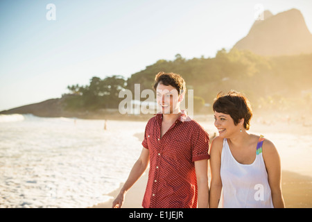 Jeune couple, Ipanema Beach, Rio, Brazil Banque D'Images