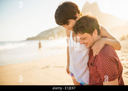 Jeune couple, Ipanema Beach, Rio, Brazil Banque D'Images