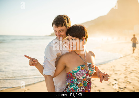 Jeune couple, Ipanema Beach, Rio, Brazil Banque D'Images