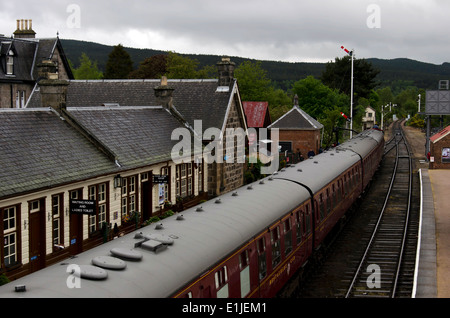 Train à Boat of Garten Station sur le chemin de fer Strathspey dans les Highlands écossais. Banque D'Images