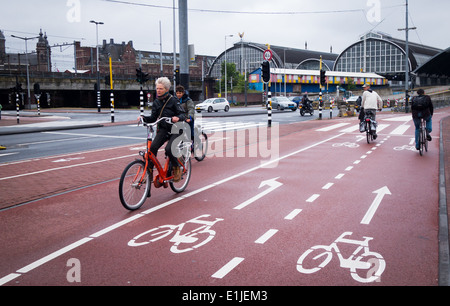 Chemins d'cyclelane la piste cyclable cyclepath la gare centrale d'amsterdam Banque D'Images
