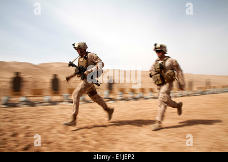 Corps des Marines des États-Unis 1er lieutenant Conor Shannon, gauche, de Clovis, en Californie et le Cpl. Jared Bailey de Higden, Ark., tous deux assignés à Af Banque D'Images