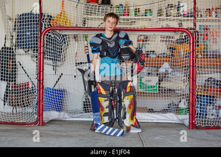 Garçon dans but de hockey portant des vêtements de sport Banque D'Images