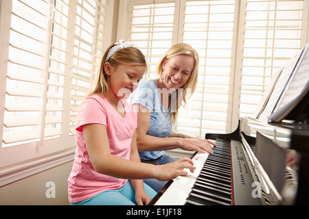 Mère et fille jouer du piano Banque D'Images