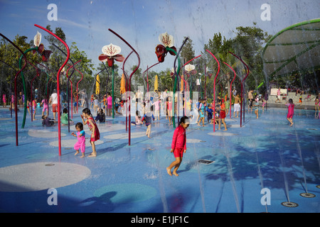 Enfants jouant dans l'eau des fontaines dans les jardins de la baie, à Singapour. Banque D'Images