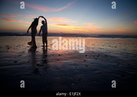 Couple sur la plage au coucher du soleil, Le Cap, Afrique du Sud Banque D'Images