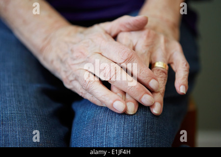 Près de 82 ans, senior woman's hands Banque D'Images