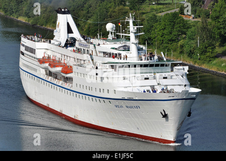 Océan bateau classique Majesté vu à partir d'un pont Kiel-Canal Banque D'Images