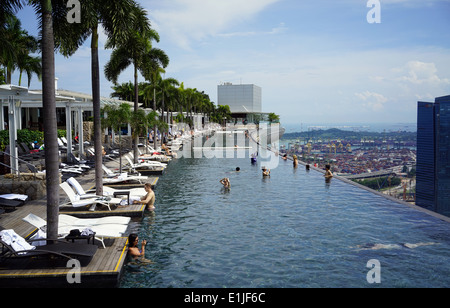 Le Sky Park piscine à débordement sur le 57ème étage de l'hôtel Marina Bay Sands Banque D'Images