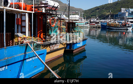 Les bateaux de pêche amarrés au port de Hout Bay, près de Cape Town. Banque D'Images