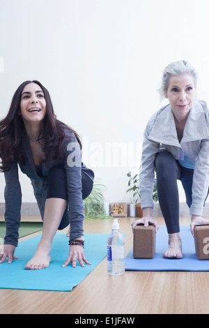 Les femmes pratiquant le yoga Banque D'Images