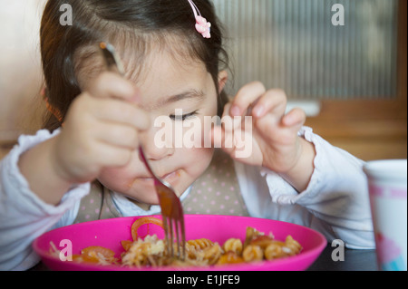 Jeune fille à l’aide de la fourche Banque D'Images