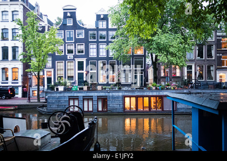 Canal avec péniches à Amsterdam, Pays-Bas Banque D'Images