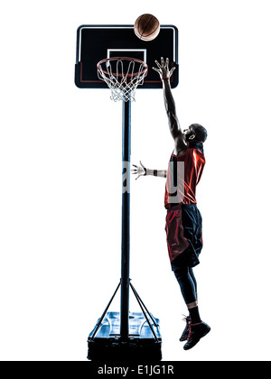 Un joueur de basket-ball homme africain en jetant de saut isolé silhouette fond blanc Banque D'Images