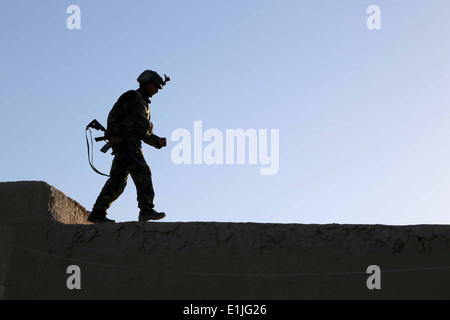 Un commando de l'Armée nationale afghane avec la 1ère compagnie, 6e Kandak d'opérations spéciales garantit un toit au cours d'une opération en B Banque D'Images