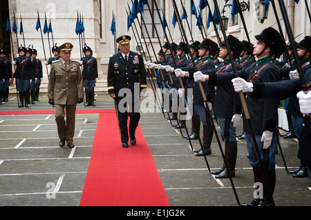 Chef de l'armée américaine, le Général Ray Odierno, droit, examine la garde d'honneur italien avec l'Italien Chef d'état-major des armées le général de cla Banque D'Images
