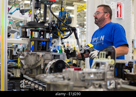 Tipton, Indiana - Les travailleurs de l'Usine de Transmission Chrysler Tipton des transmissions pour la Jeep Cherokee et Chrysler 200. Banque D'Images
