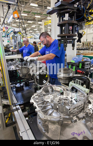 Tipton, Indiana - Les travailleurs de l'Usine de Transmission Chrysler Tipton des transmissions pour la Jeep Cherokee et Chrysler 200. Banque D'Images