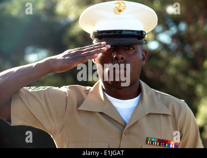 Le sergent du Corps des Marines des États-Unis. Nathaniel Fowler, avec la Coordination de l'avant, la Force de rotation de l'élément marin - Darwin, salue comme 'Last Banque D'Images