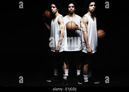 Basket-ball player holding basketball Banque D'Images