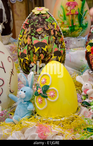 L'Australie. Affichage de vacances de Pâques des œufs en chocolat et lapin de Pâques en peluche bleu. Banque D'Images