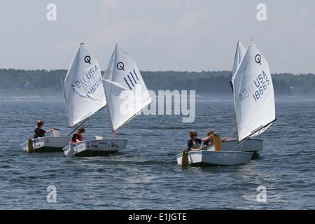 Junior sailors en Optimist Dériveurs Banque D'Images